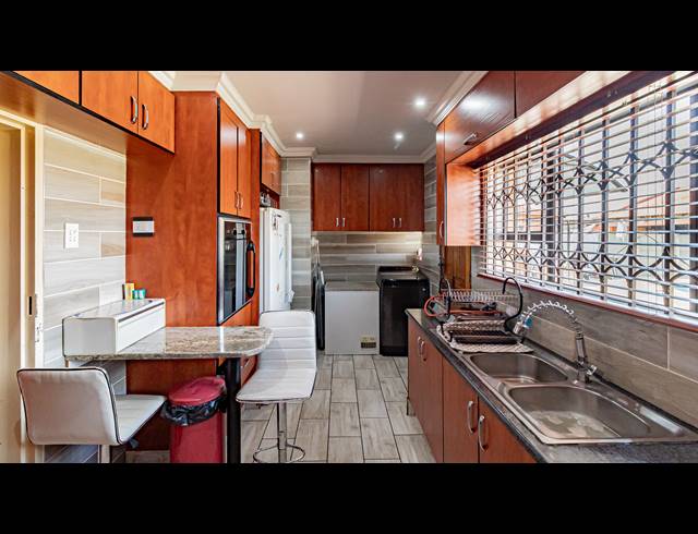 3 BEDROOM HOUSE FOR SALE IN LEONDALE
